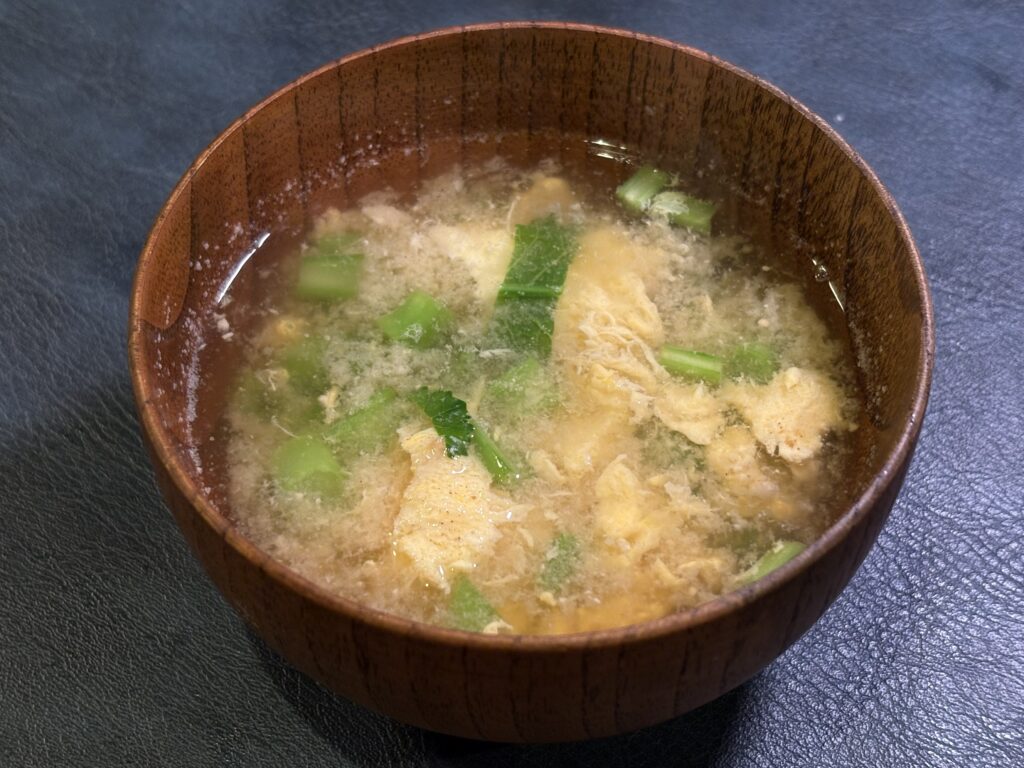 ケールの茎とふわ玉子が入った味噌汁