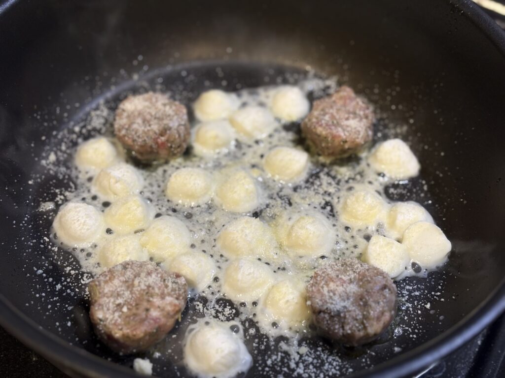 モッツァレラチーズとサルシッチャをフライパンで焼く様子