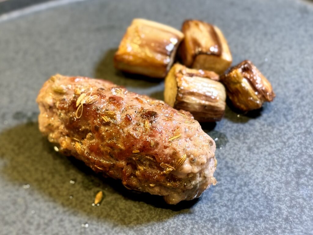 自家製サルシッチャとフェンネル香る独活（うど）のロースト