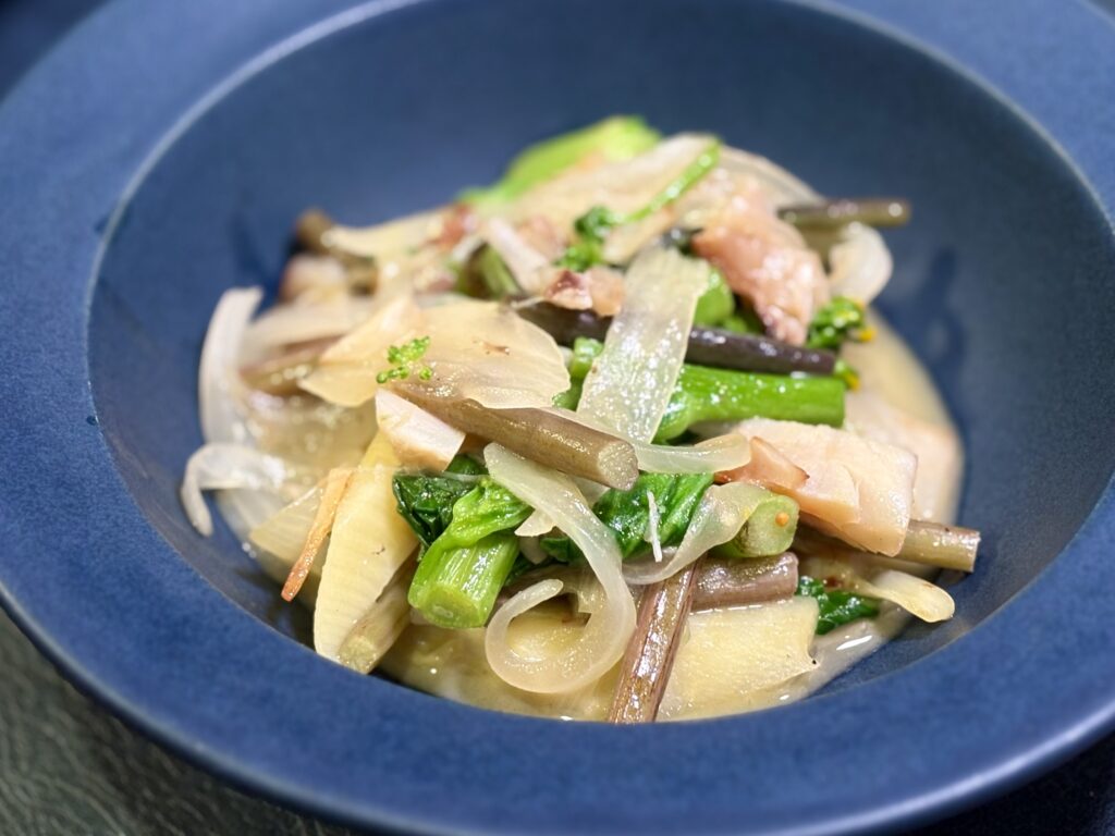新玉ねぎとタケノコとわらびの春野菜バターソテー