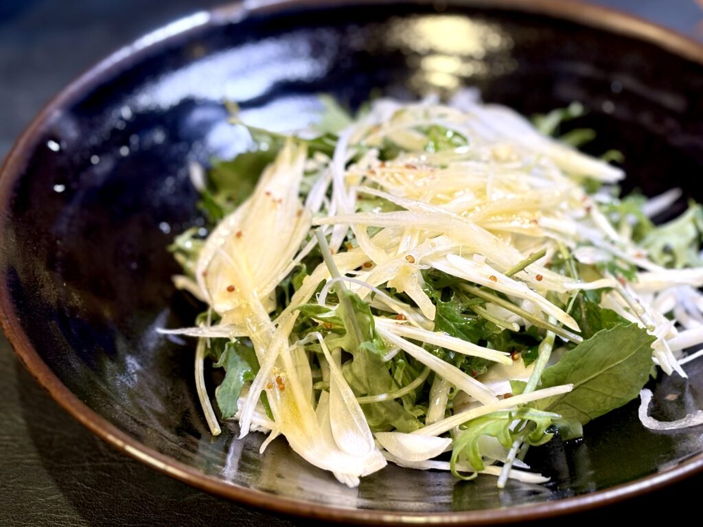 新玉ねぎとケールの粒マスタードドレッシングサラダ