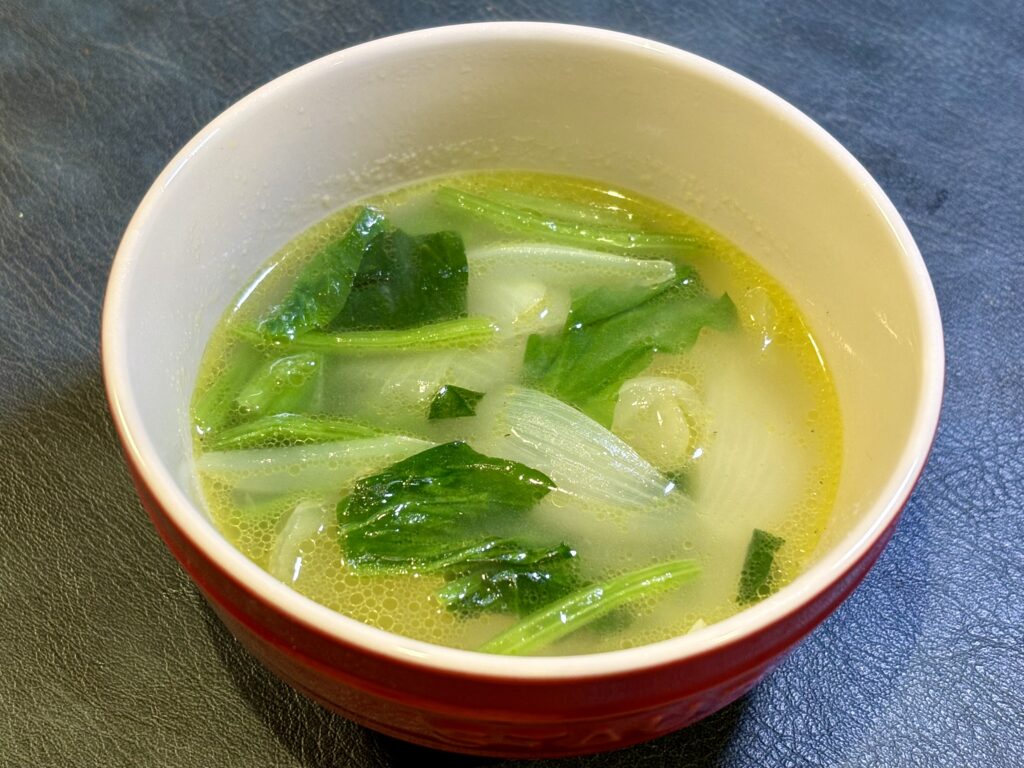 新玉ねぎとほうれん草の野菜ブイヨンスープ