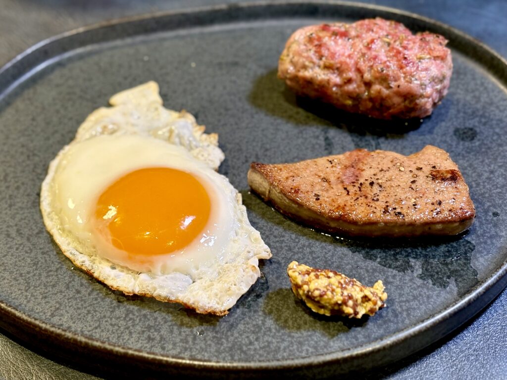低温調理した豚レバーステーキと自家製サルシッチャと目玉焼きの朝ごはんプレート