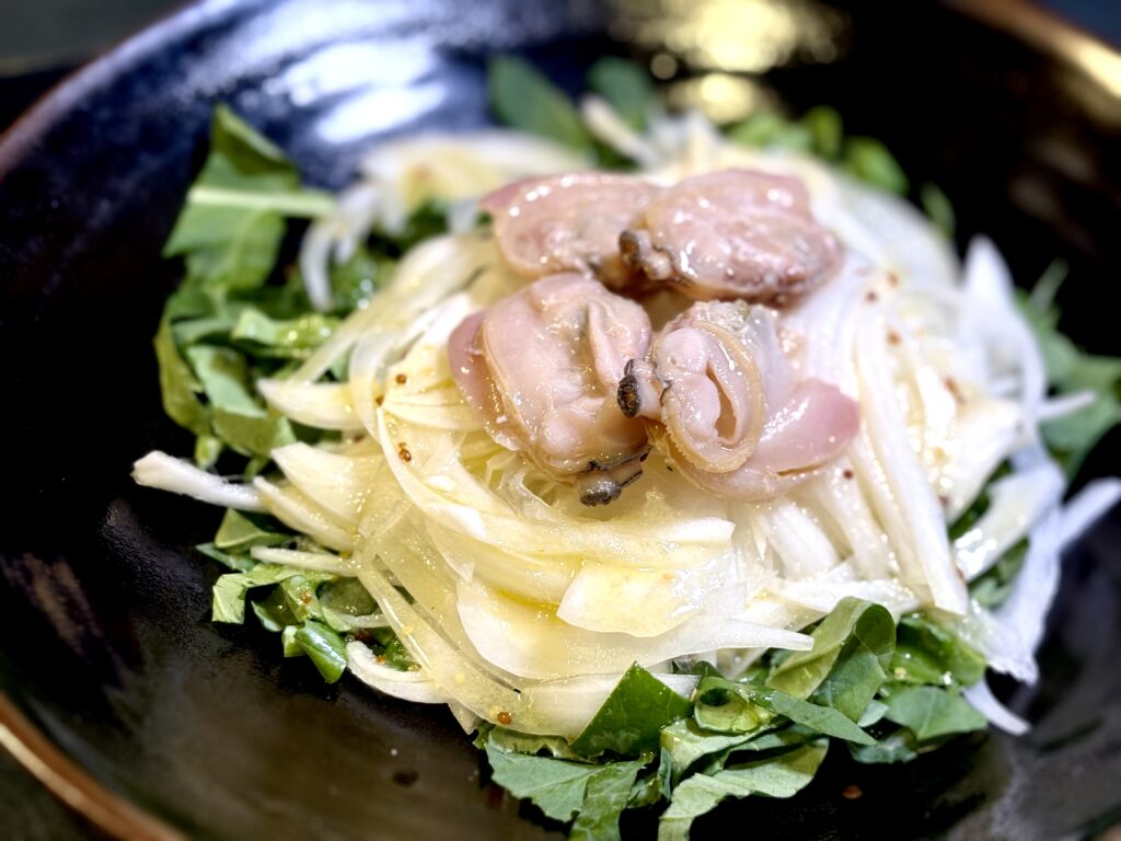 蒸した蛤と新玉ねぎのサラダ