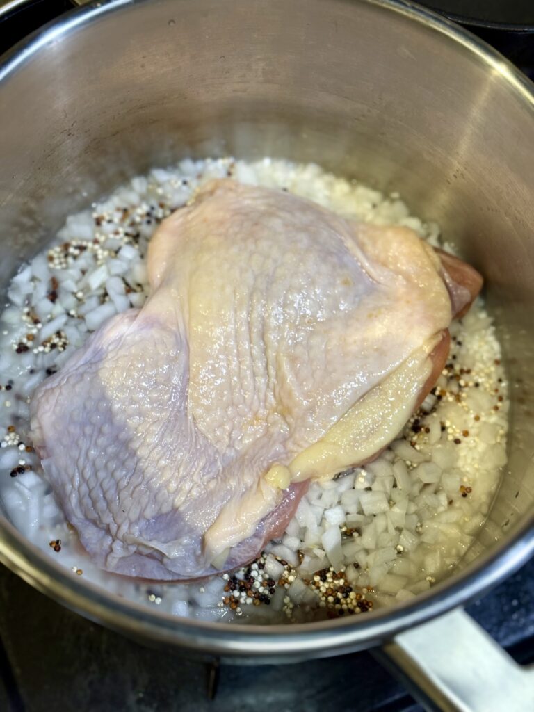 圧力鍋でカオマンガイの仕込み 鶏もも肉 キヌア 新玉ねぎ