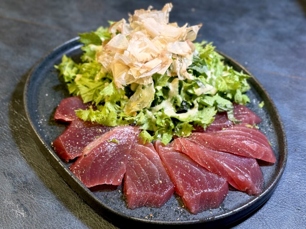 初カツオのカルパッチョとワサビ菜、新玉ねぎドレッシングのサラダ仕立て