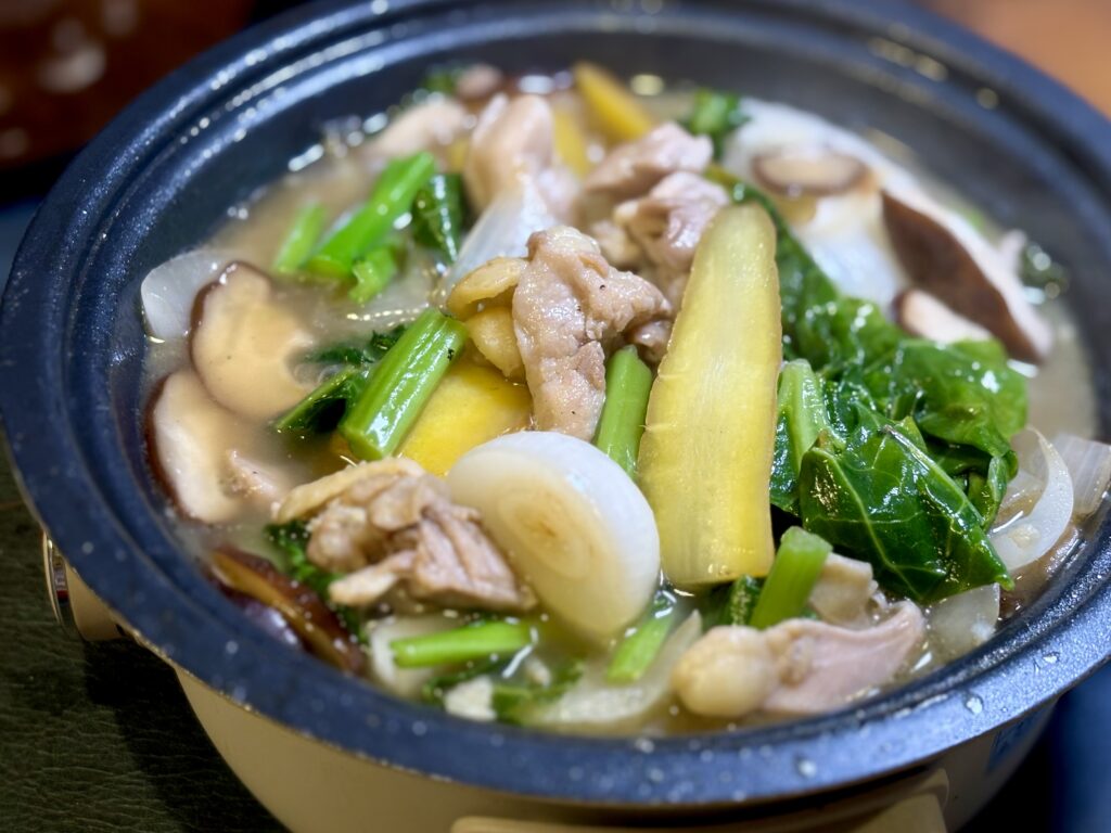 牡蠣出汁透明醤油の割下で煮た、みつせ鶏もも肉と新玉ねぎ、金美にんじん、かき菜、椎茸のすき焼き鍋