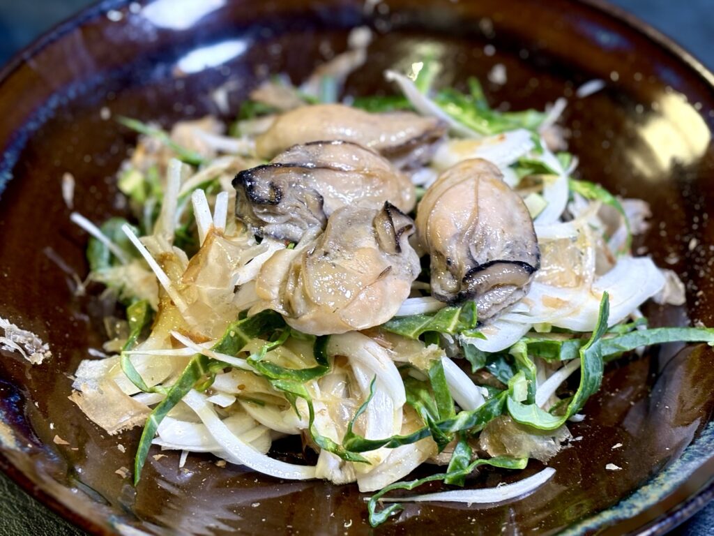 牡蠣オイル漬け 新玉ねぎ ケール サラダ