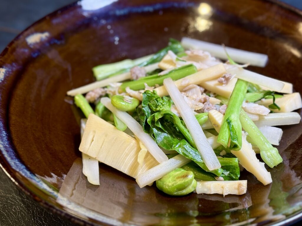 発酵バターで軽くソテーした春野菜(タケノコ、うるい、菜花、そら豆)の盛り付け