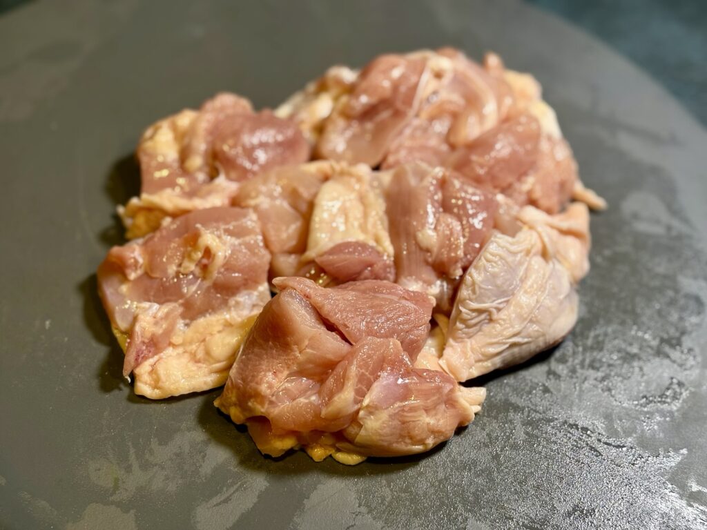 ノンフライ唐揚げ用にカットした鶏もも肉