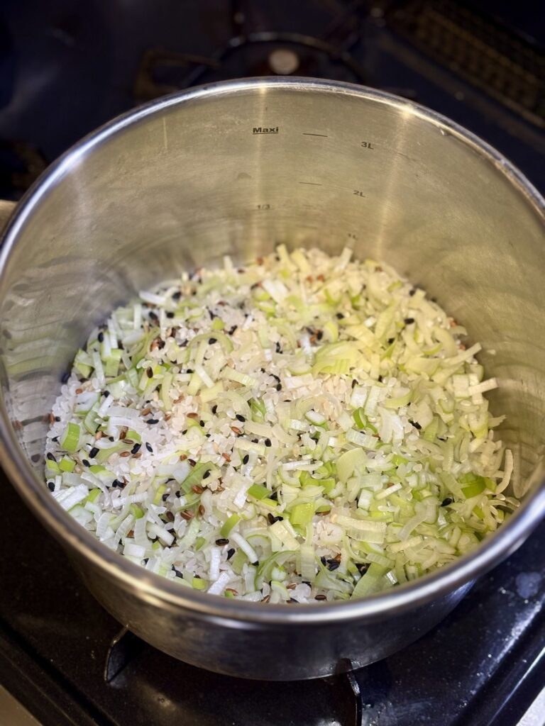 カオマンガイの下準備 米 ネギ 古代米 圧力鍋 レシピ