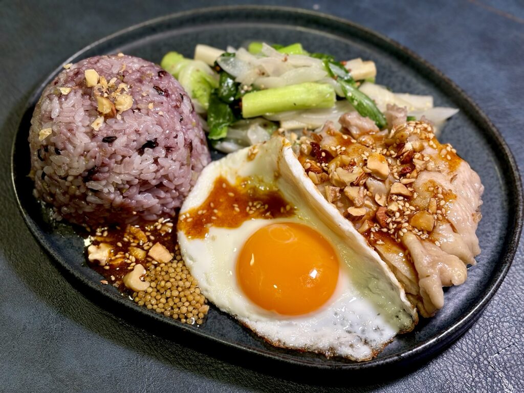 カオマンガイ 盛り付け 鶏肉 目玉焼き 副菜 プレート