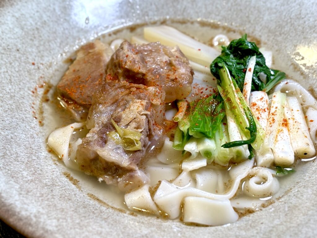 ソーキきしめん 透明スープ 豚軟骨 出汁