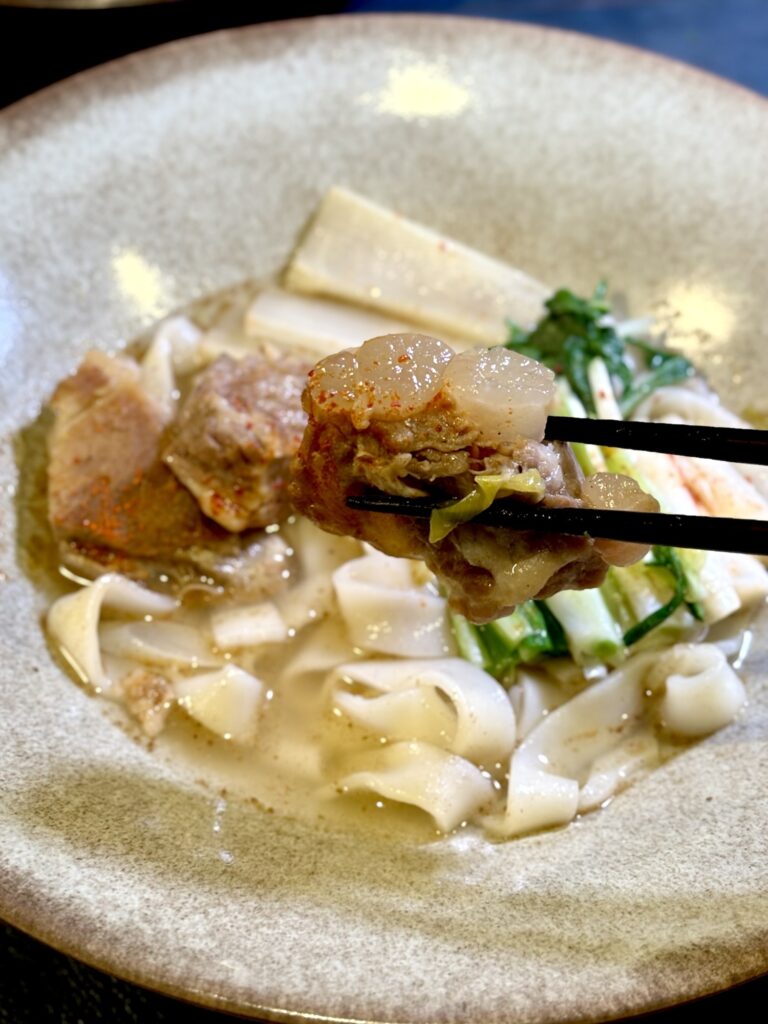 軟骨がプルプル、ほろほろの肉が口の中でとろける