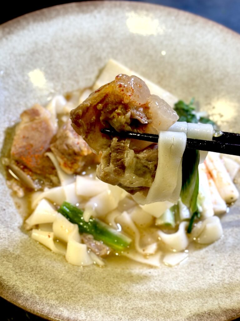 お箸で持っただけで解けるソーキ