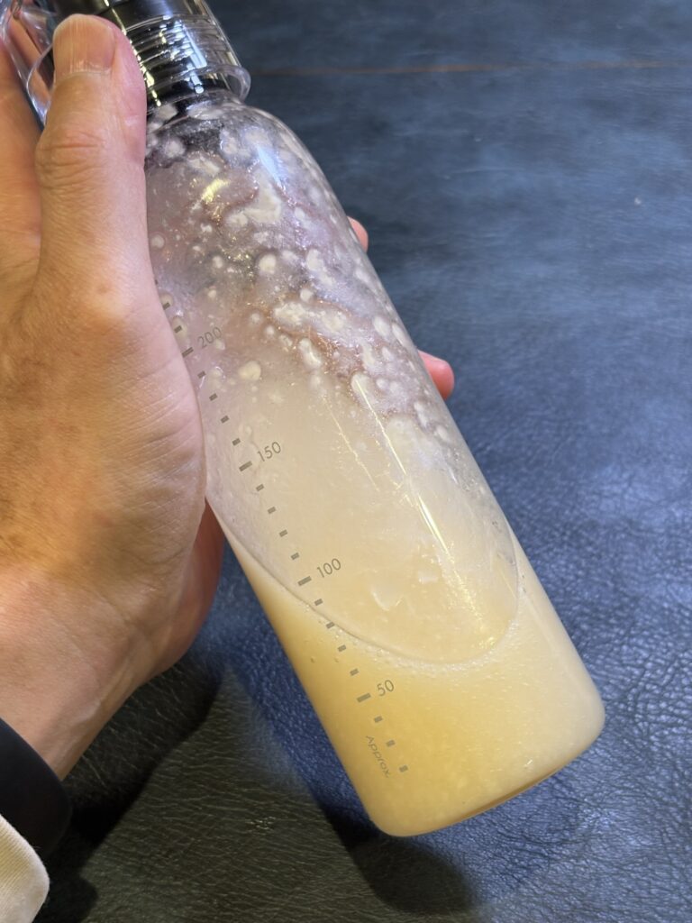 ドレッシングボトルでシェイクする 白い醤油麹ドレッシング