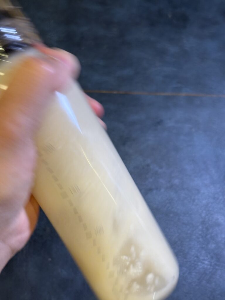 ドレッシング乳化状態 白い醤油麹ドレッシング 完成