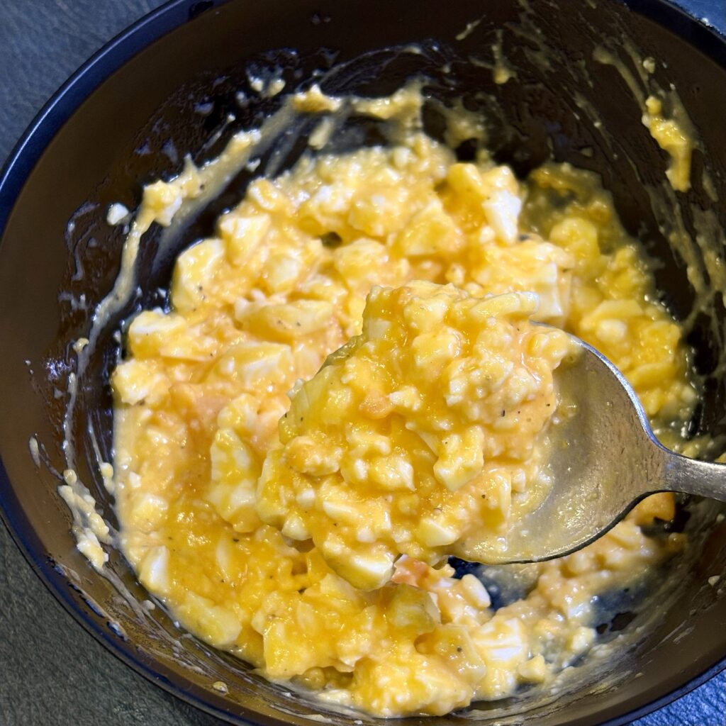 ゆで卵を粗く混ぜて作るタルタルソースの完成状態