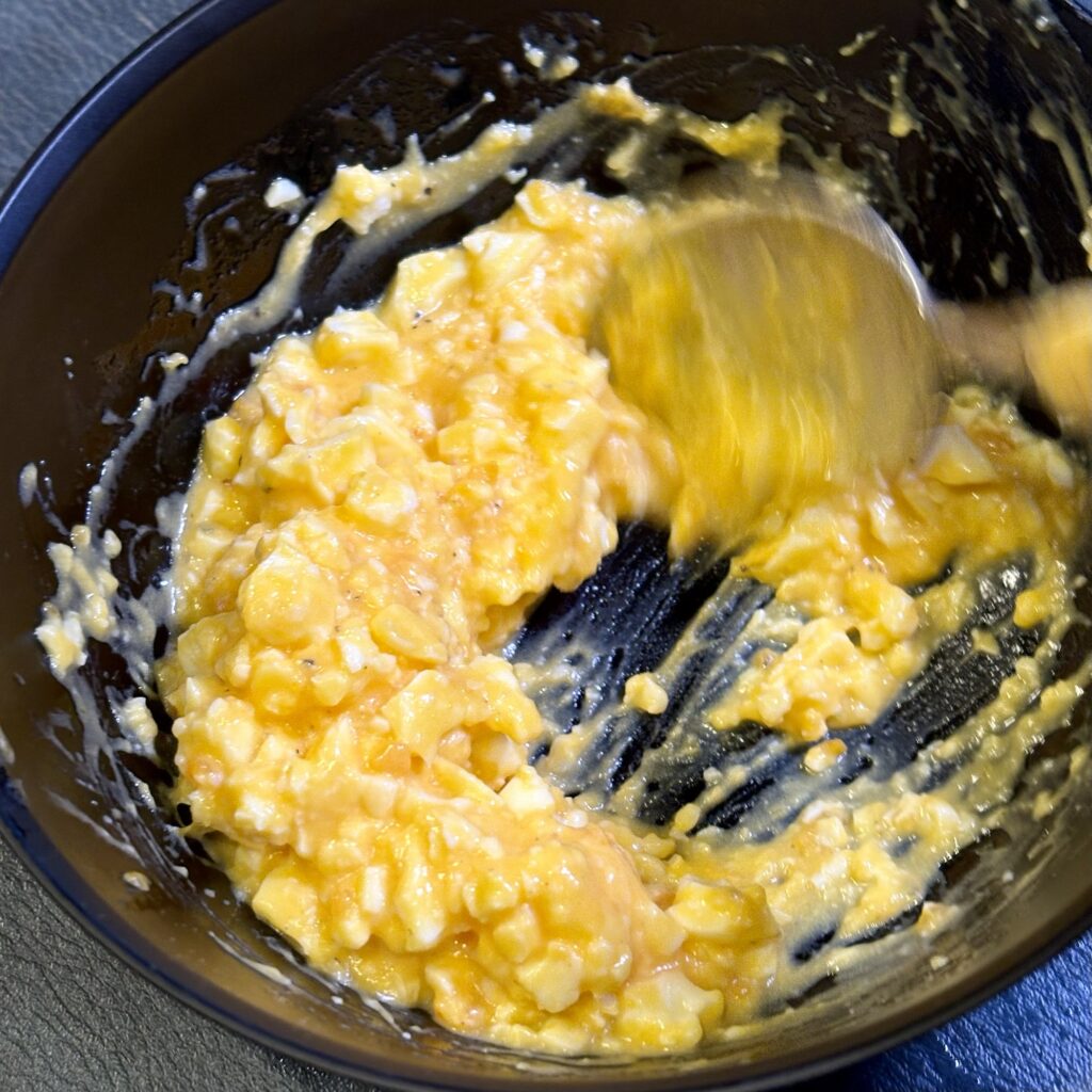 卵を崩しすぎないように混ぜる