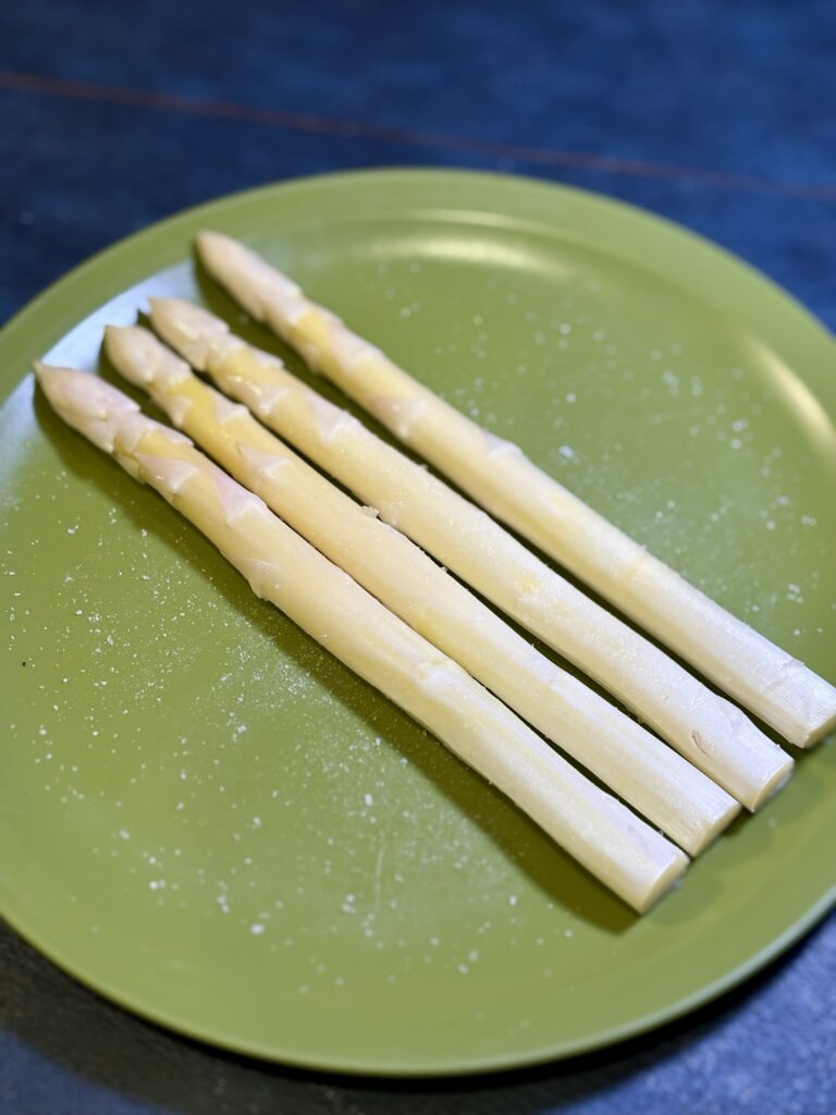 ホワイトアスパラ 下処理 皮むきと塩を振った状態