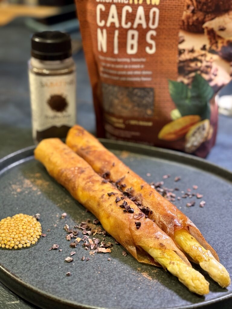 ホワイトアスパラ春巻きにマスターネとカカオニブとトリュフゼストを添えた完成写真