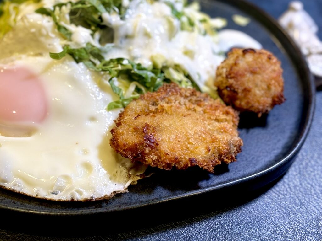 焼き上がった牡蠣フライとミートボールフライのアップ写真