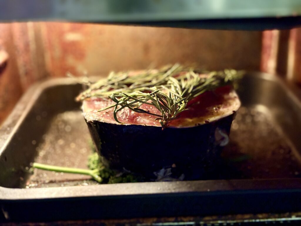 エペイオスノンフライオーブンで焼いている途中のマグロのテール