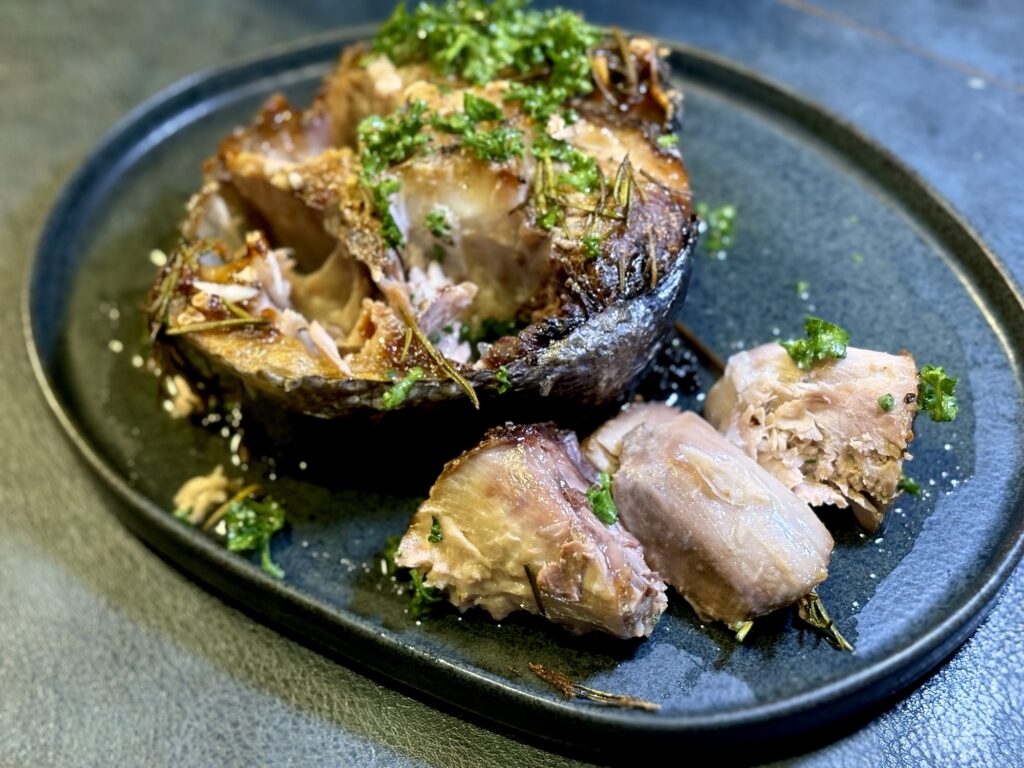 焼いたマグロのテールから取り分けた身と皮目のコラーゲン部分