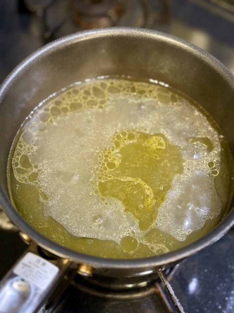 マグロテールスープに塩と透明醤油とオリーブオイルを加えた状態