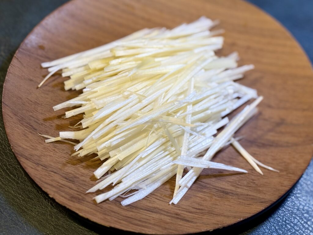 ホワイトアスパラの下半分を細切りにした状態
