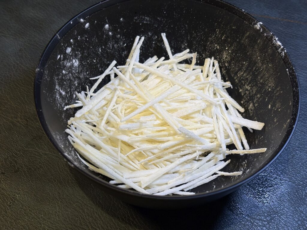 細切りにしたホワイトアスパラに片栗粉をまぶした状態