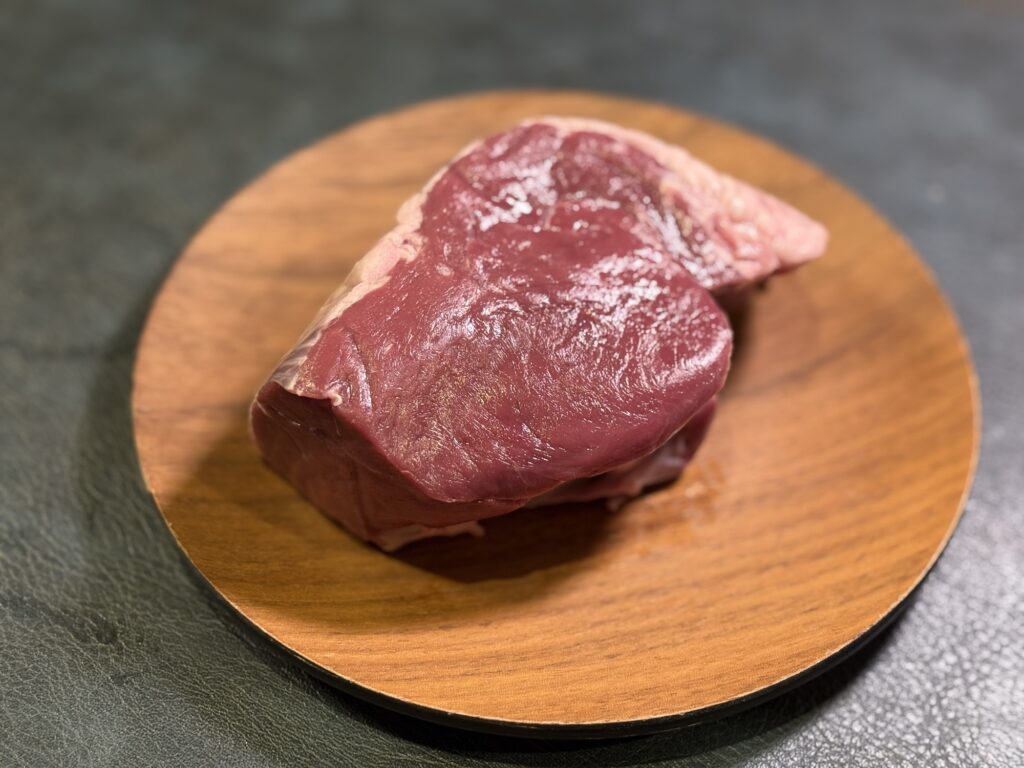 低温調理前の牛ハツを木皿にのせた写真