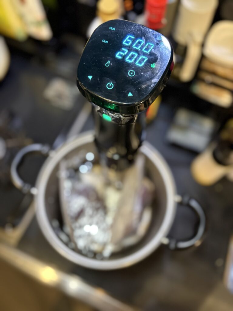低温調理器を60度2時間に設定して牛ハツを加熱している写真