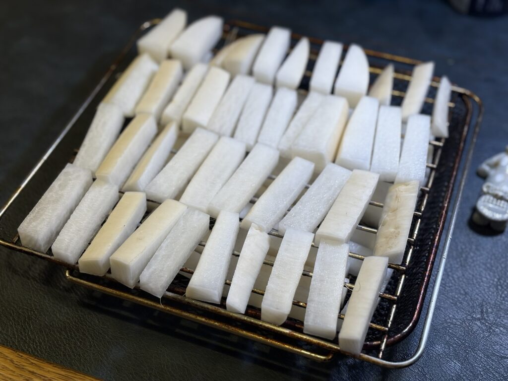 エペイオス乾燥機能用に網に並べた大根