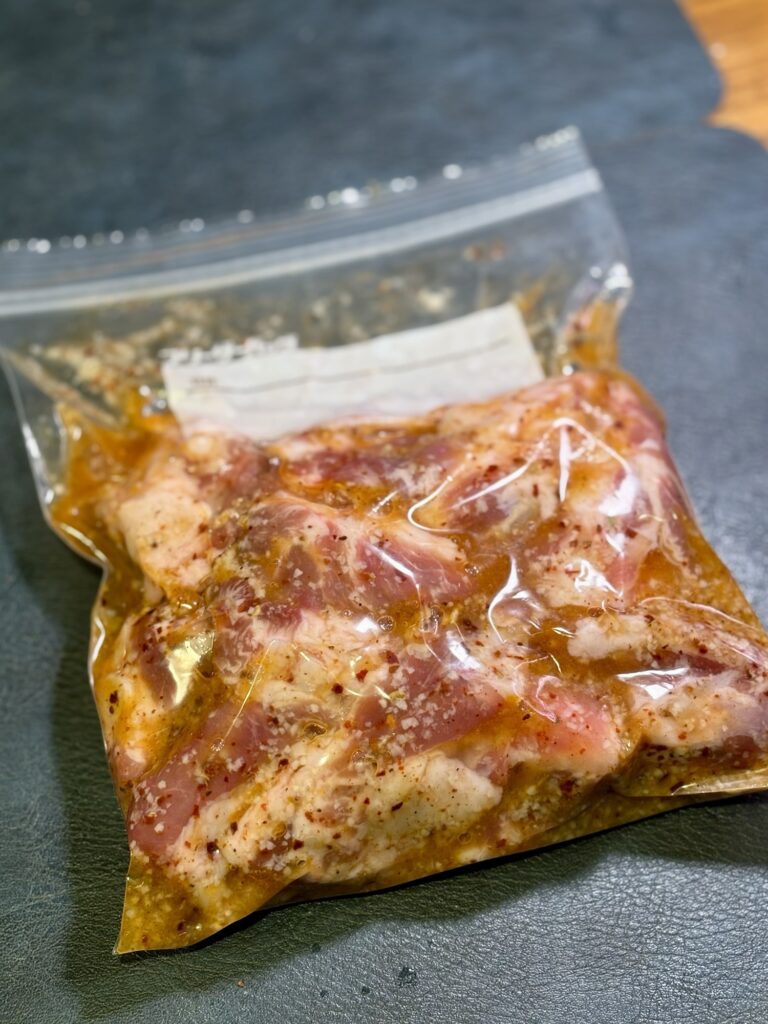 白い醤油麹だれに漬け込んだソーキの写真