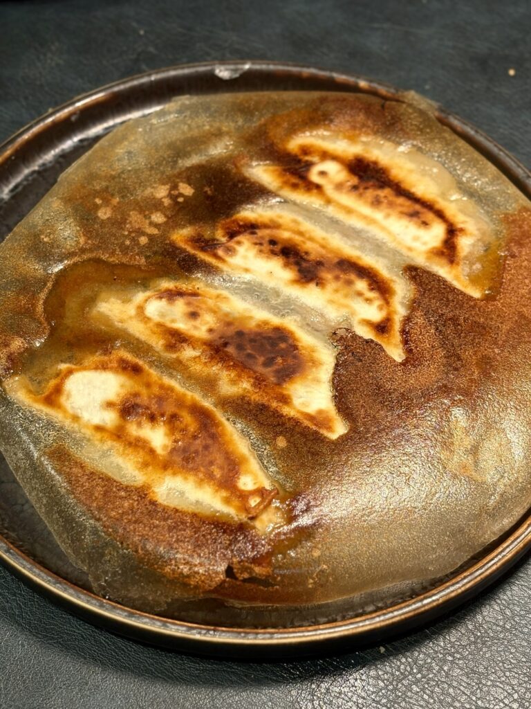 皿に盛り付けた羽根つき牡蠣餃子