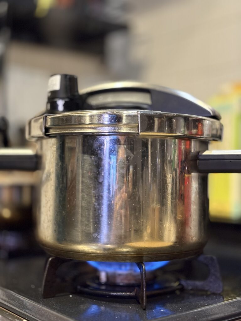 マイヤーハイプレッシャークッカーでソーキ粉蒸肉を加圧している写真