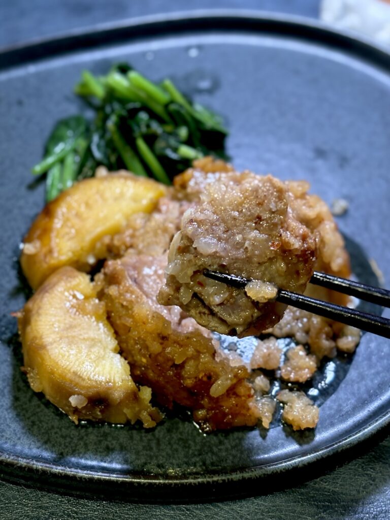 マイヤーハイプレッシャークッカーで加圧45分調理したソーキ粉蒸肉を箸で持ち上げた写真