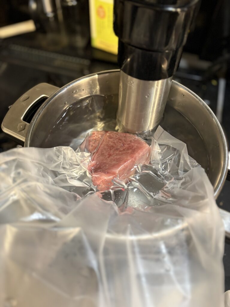 保存袋に入れた和牛ランプを低温調理している写真