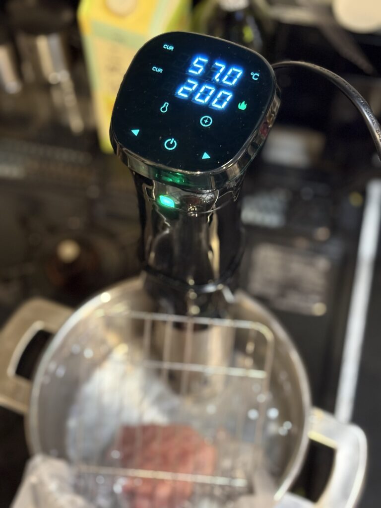 和牛ランプを57℃2時間で低温調理している様子