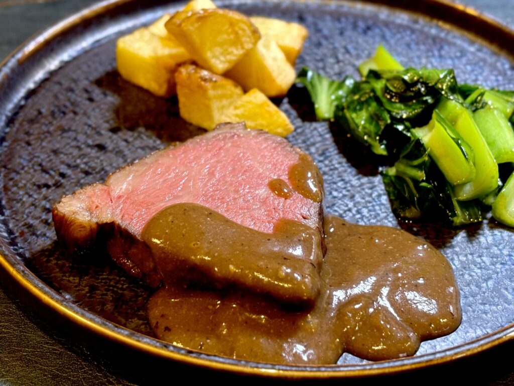 和牛ランプの低温調理ステーキにトリュフ醤油ソースをかけた完成写真
