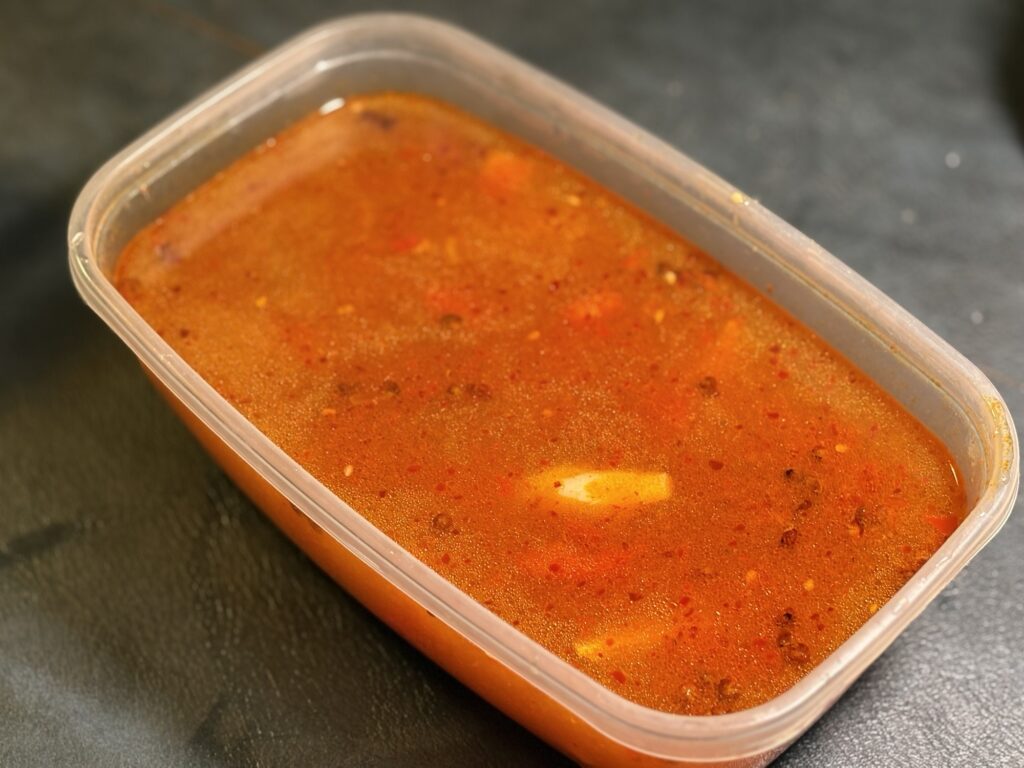 冷製麻辣湯スープパスタ用に仕込んだトマトと自家製辣油の赤いスープ