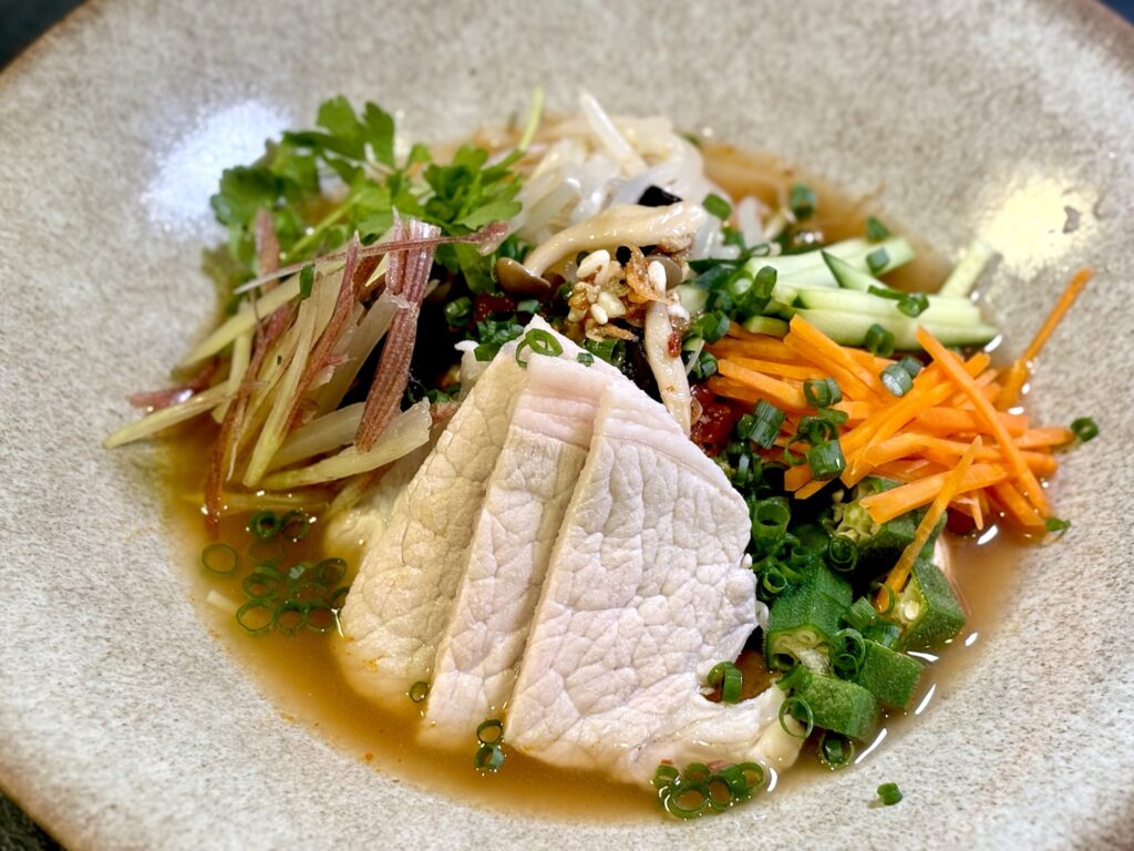 豚しゃぶと夏野菜を盛り付けた冷製麻辣湯スープパスタ