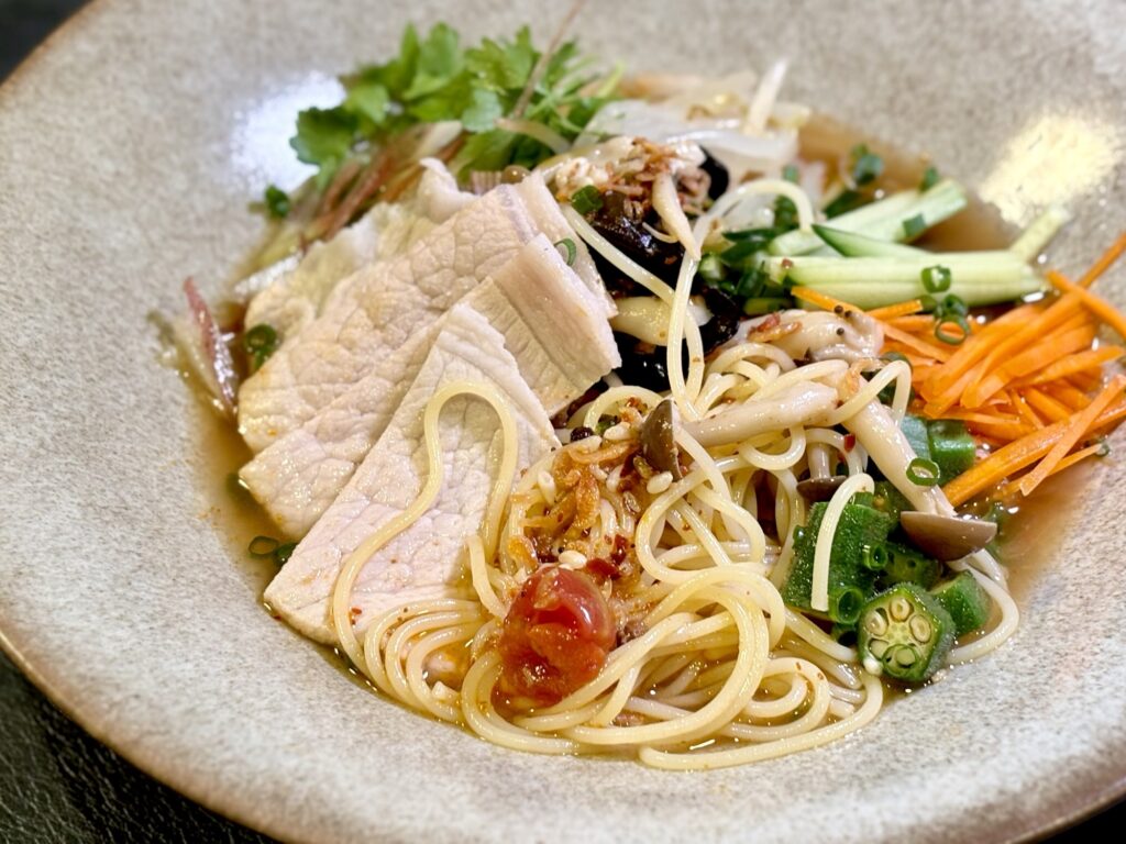 夏野菜と豚しゃぶの冷製麻辣湯スープパスタ