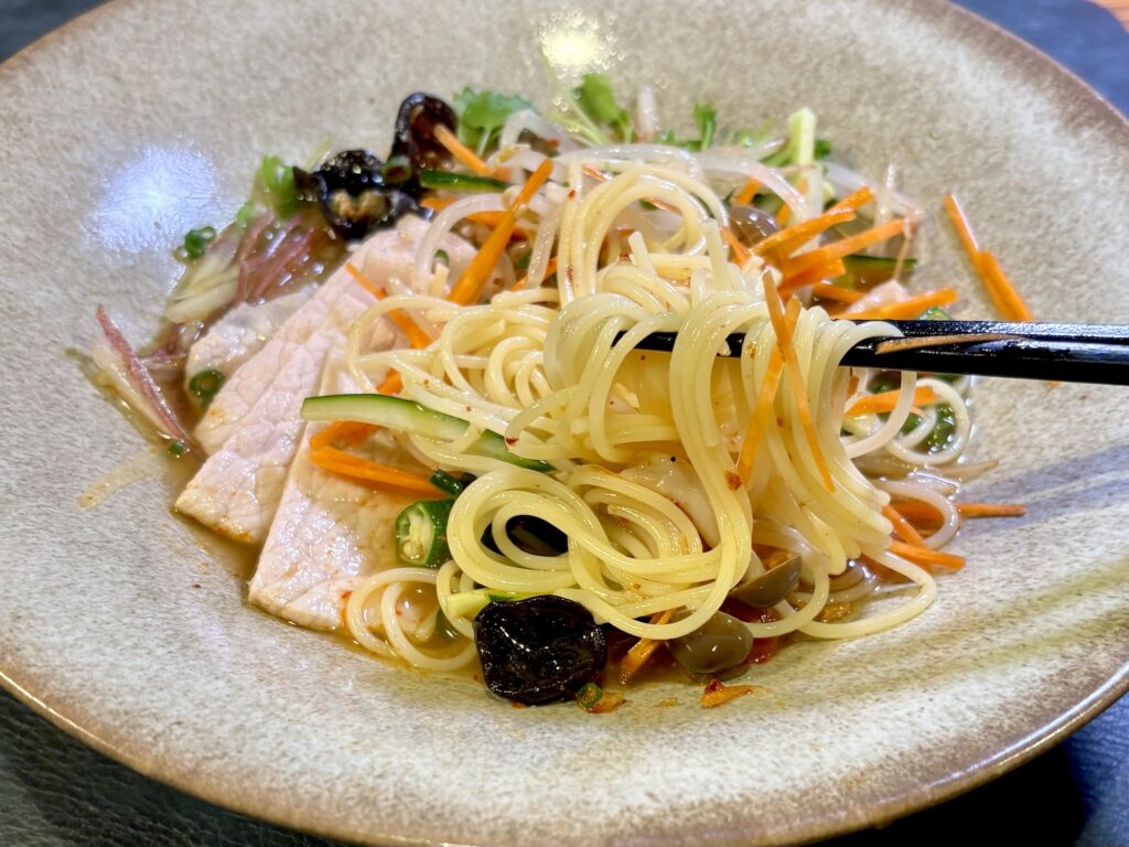 冷製麻辣湯スープパスタの箸上げ