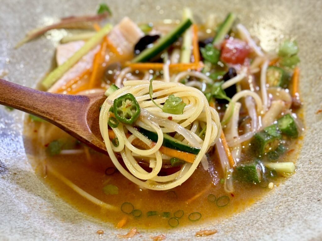 オクラと夏野菜を絡めた冷製麻辣湯パスタ