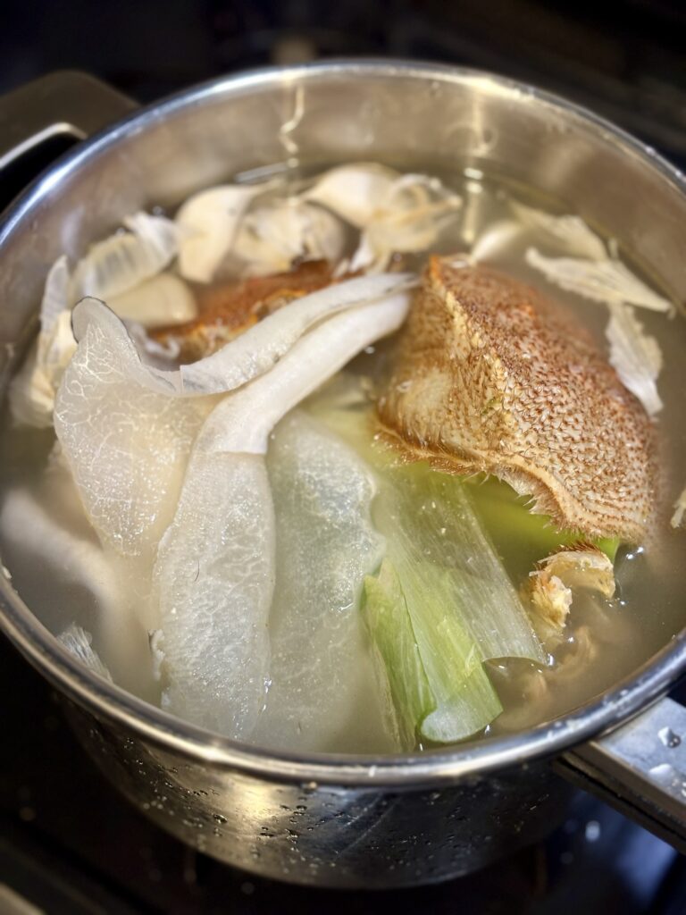 蟹の殻と魚のアラをマイヤーハイプレッシャークッカーで煮出す魚介出汁