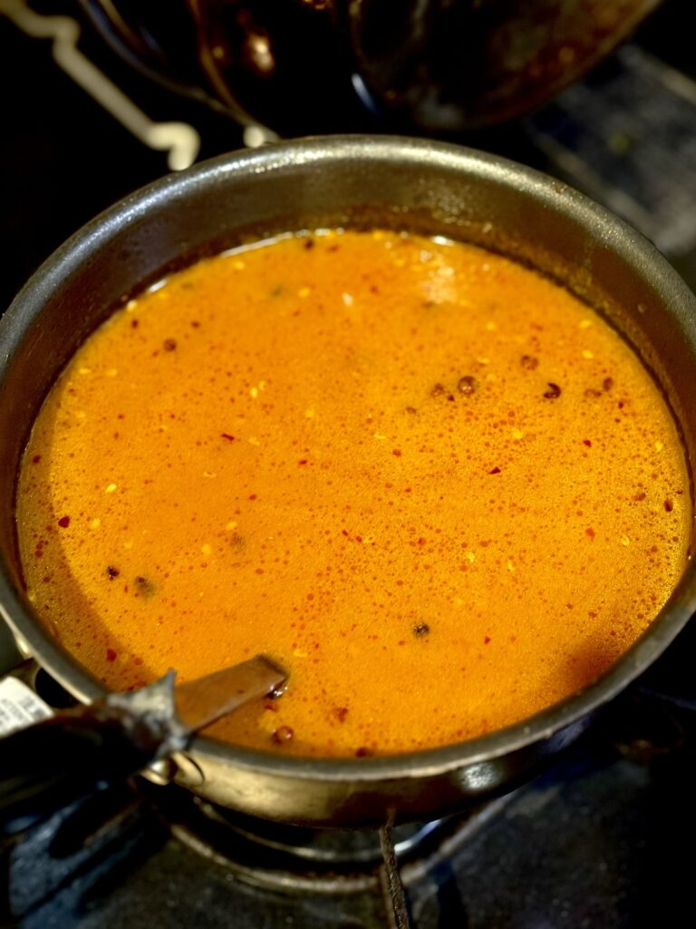 魚介出汁とトマトソースと白い醤油麹で作る麻辣湯ブイヤベースのスープ