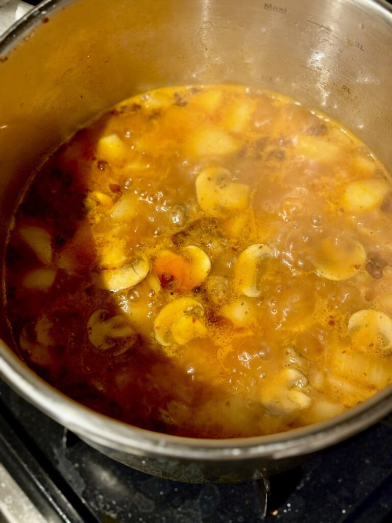 麻辣湯ブイヤベースの残り出汁でひよこ豆を煮込むポークビーンズ風スープ