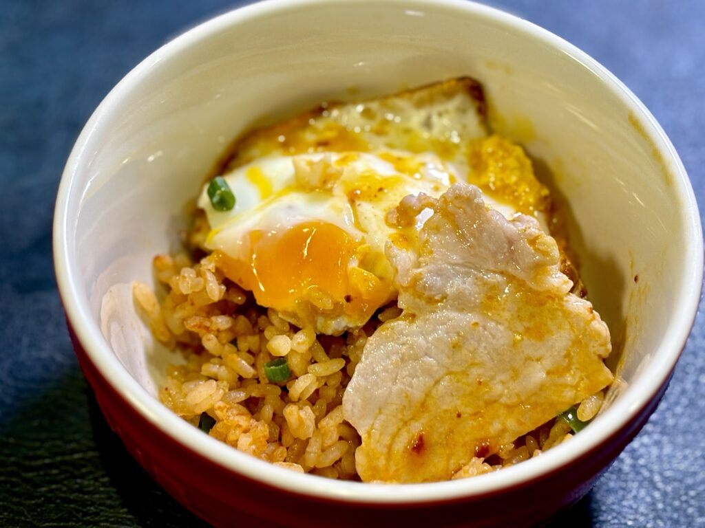 豚ロースと目玉焼きをのせた麻辣湯ブイヤベースのパエリア風ごはん